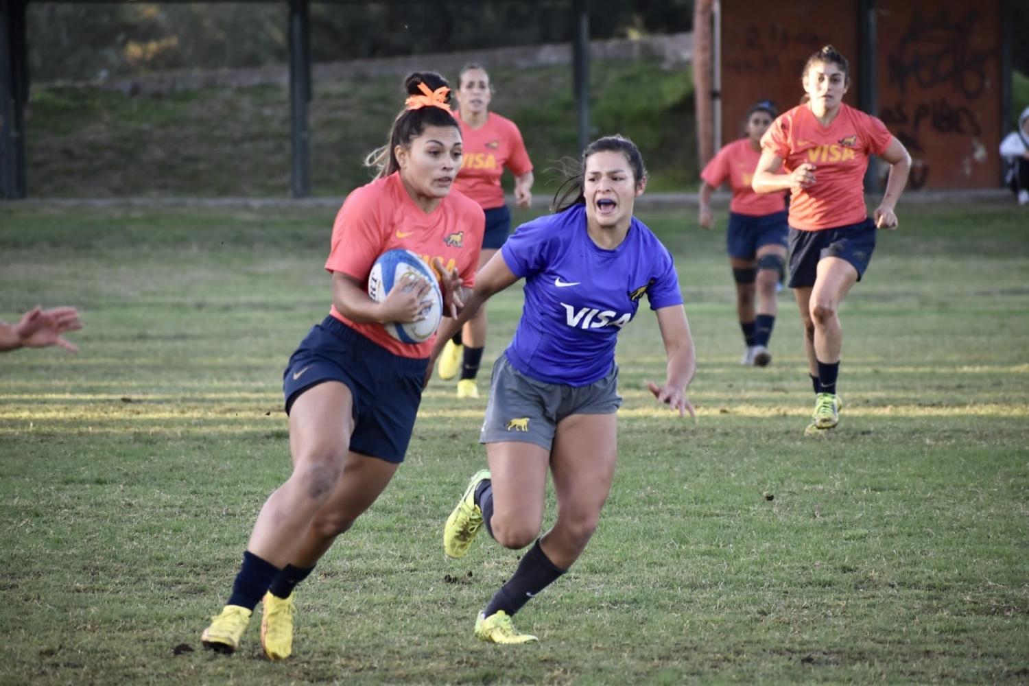 SIEMPRE EN VELOCIDAD. Azul Medina, jugadora de Cardenales, busca eludir a su rival. FOTO: Prensa UAR 