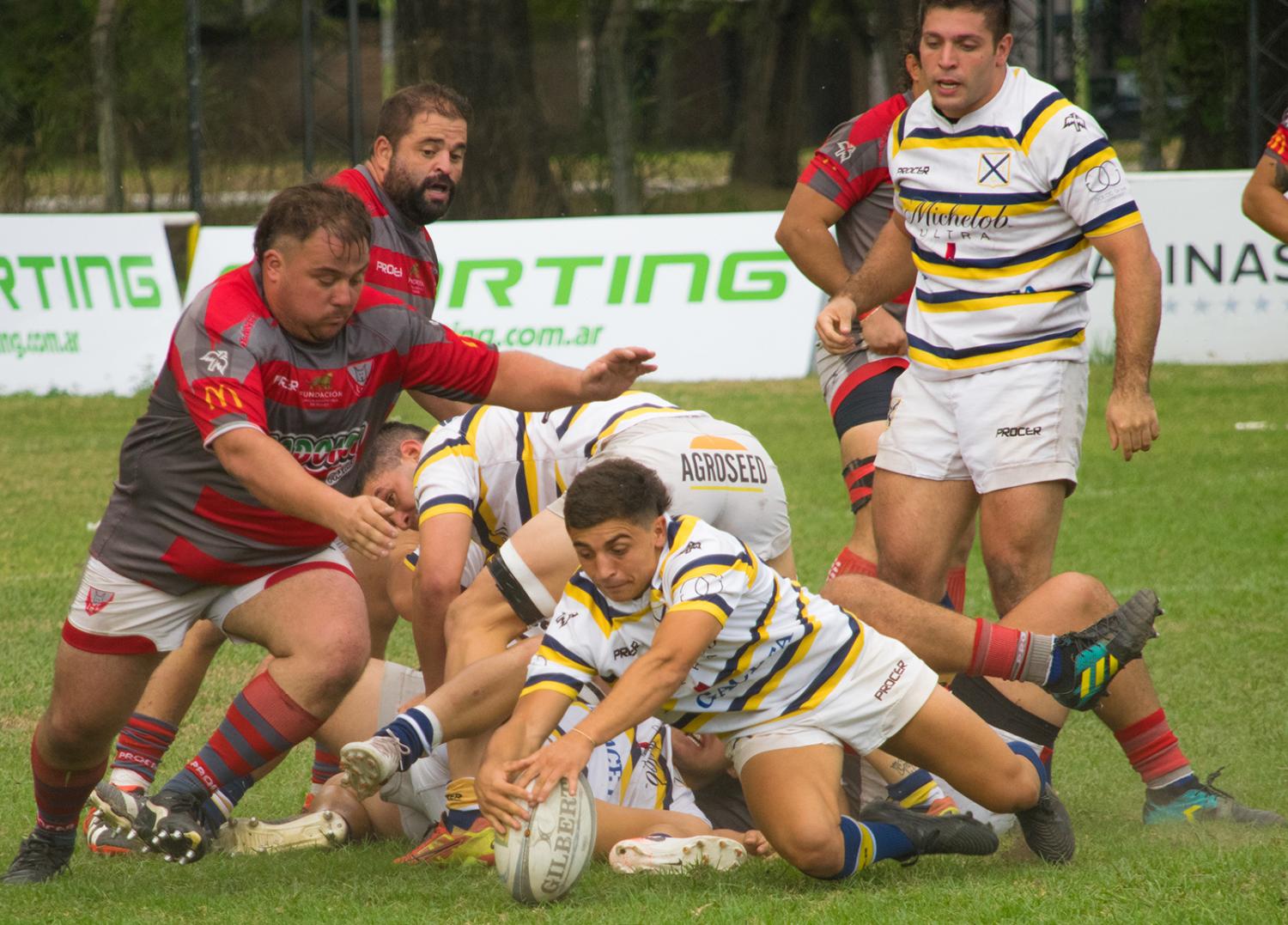 LUCHA POR LA PELOTA. EL medio scrum Benjamin, Santiago Saleme, busca la ovalada ante la marca de Lince. FOTO: Sol Lezana Guerrero / TTNOA 