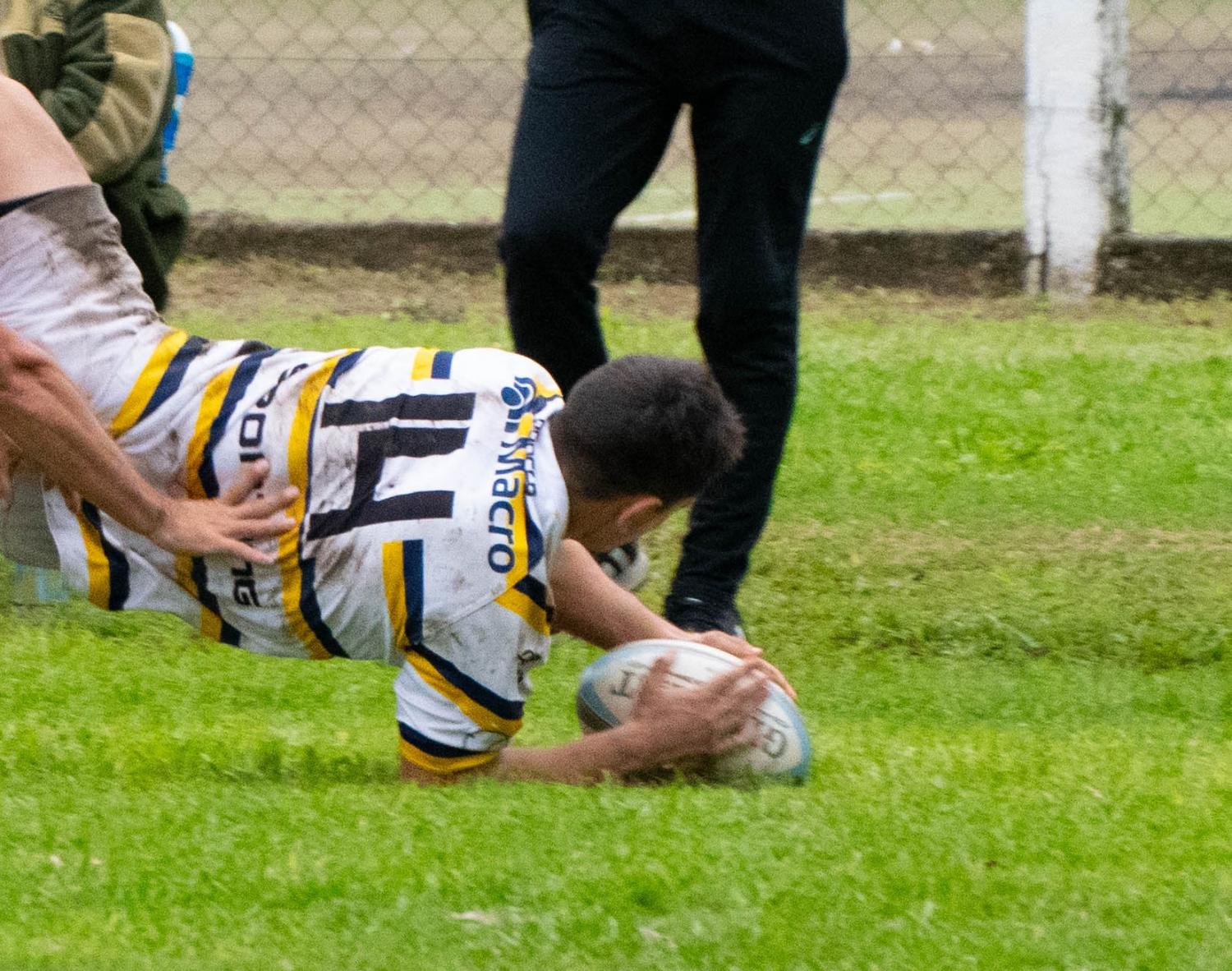 TRY BENJAMIN. Facundo Novillo volvió a anotar en el ingoal rival, por segundo partido seguido. FOTO: Sandra Lezana Guerrero / TTNOA 