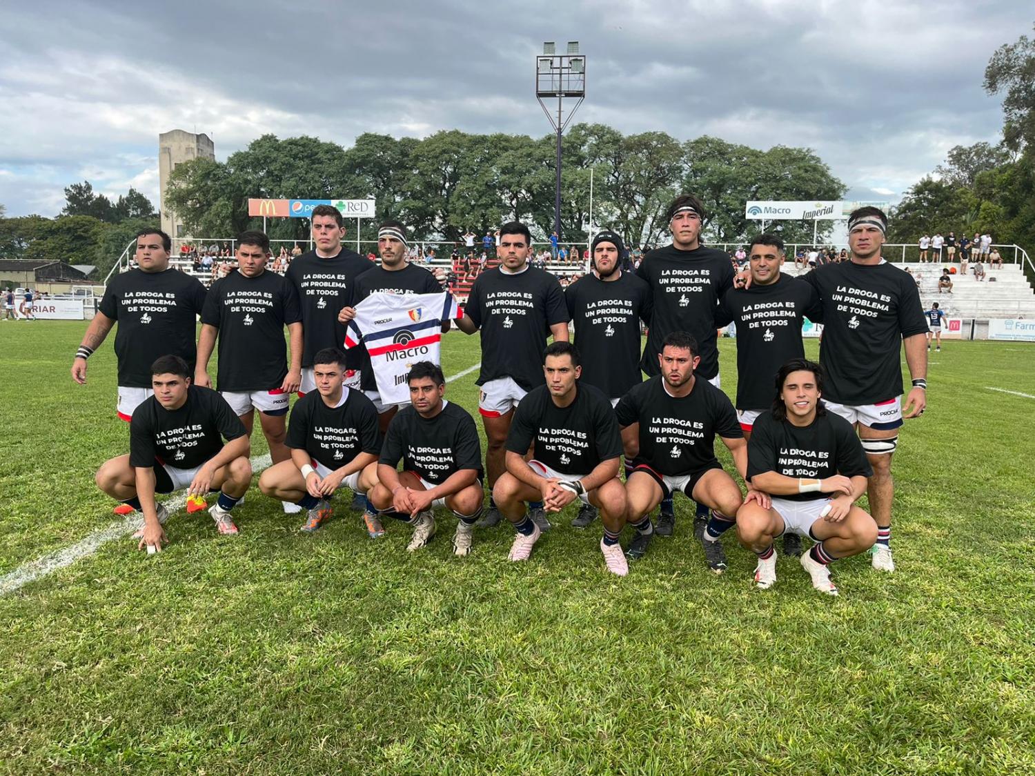 UN VALIOSO MENSAJE. Los jugadores de Natación, Cardenales y Lawn Tennis salieron a la cancha con una remera que apuntaba a la transversalidad de la problemática de las drogas. Foto: Tercer Tiempo NOA // Enzo Alonso 