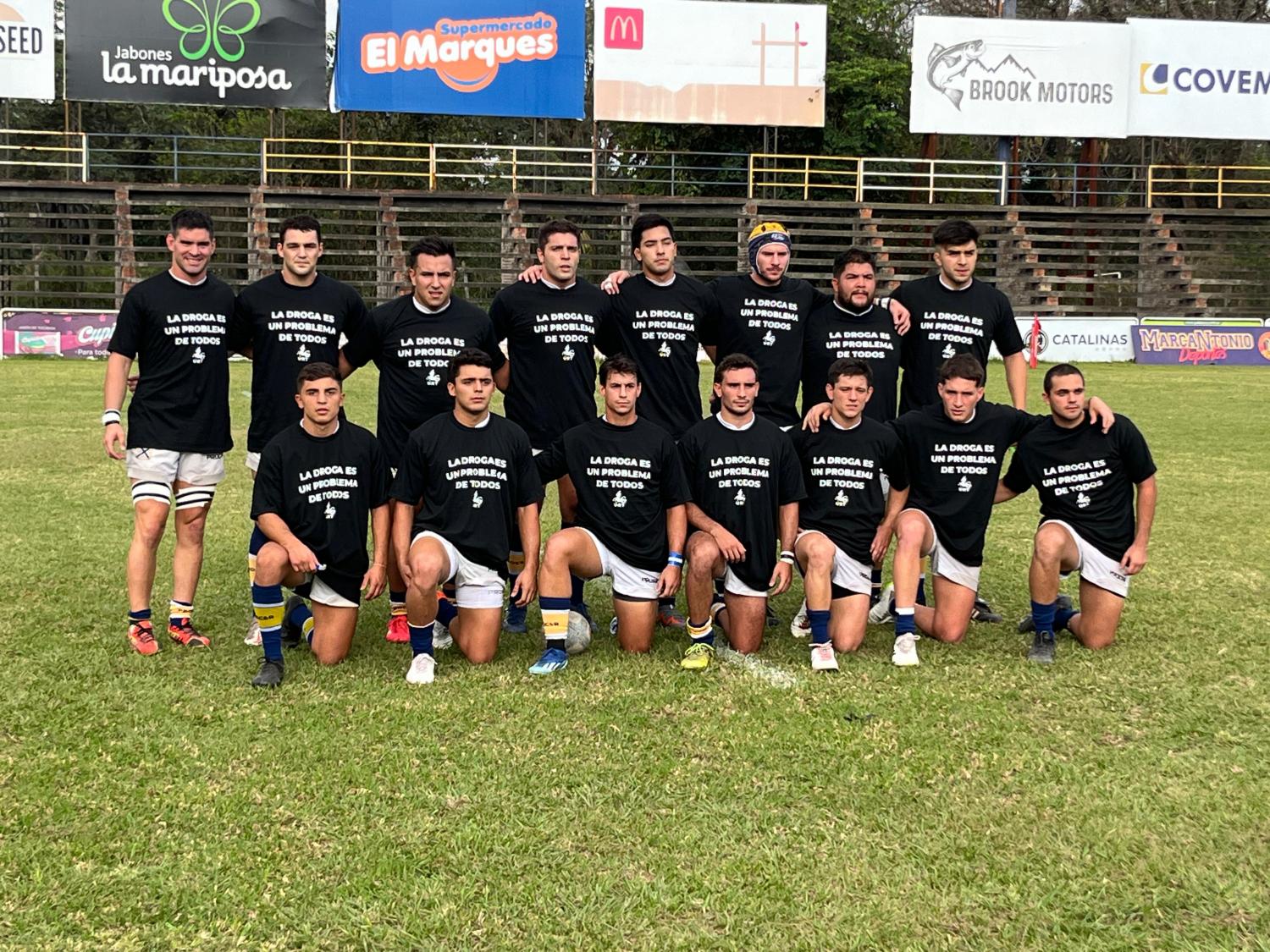 UN VALIOSO MENSAJE. Los jugadores de Natación, Cardenales y Lawn Tennis salieron a la cancha con una remera que apuntaba a la transversalidad de la problemática de las drogas. Foto: Tercer Tiempo NOA // Juan Ganem 