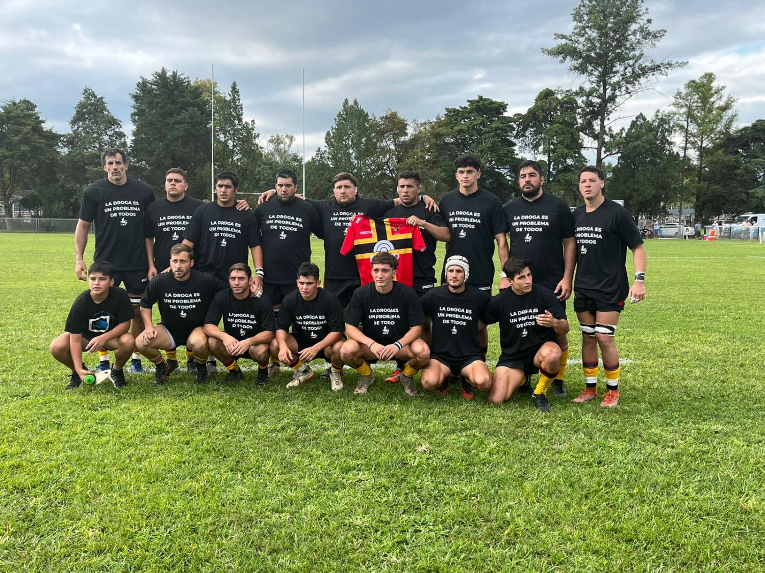 UN VALIOSO MENSAJE. Los jugadores de Natación, Cardenales y Lawn Tennis salieron a la cancha con una remera que apuntaba a la transversalidad de la problemática de las drogas. Foto: Tercer Tiempo NOA // Enzo Alonso 